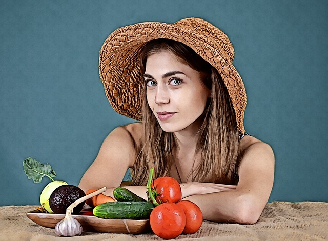 spokojená žena u zeleniny